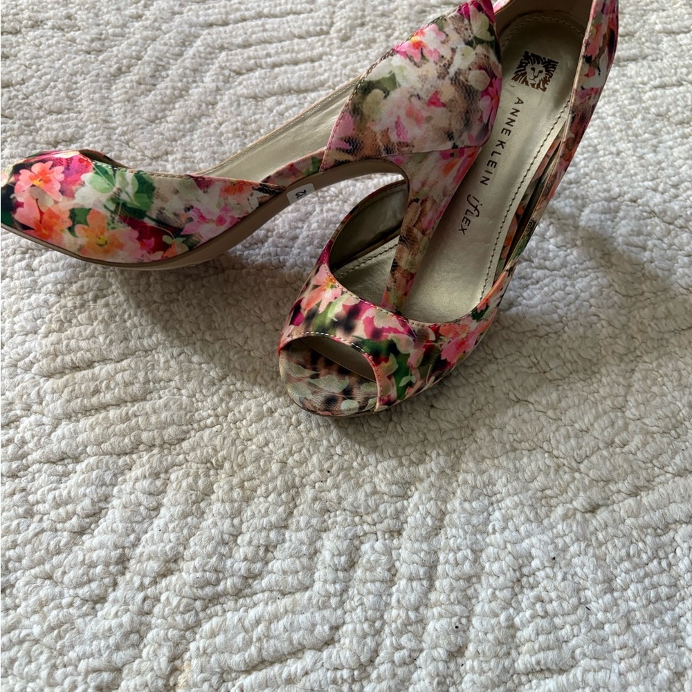 NWT Ann Klein flex flowered pumps. 7M. 3.5” heel.